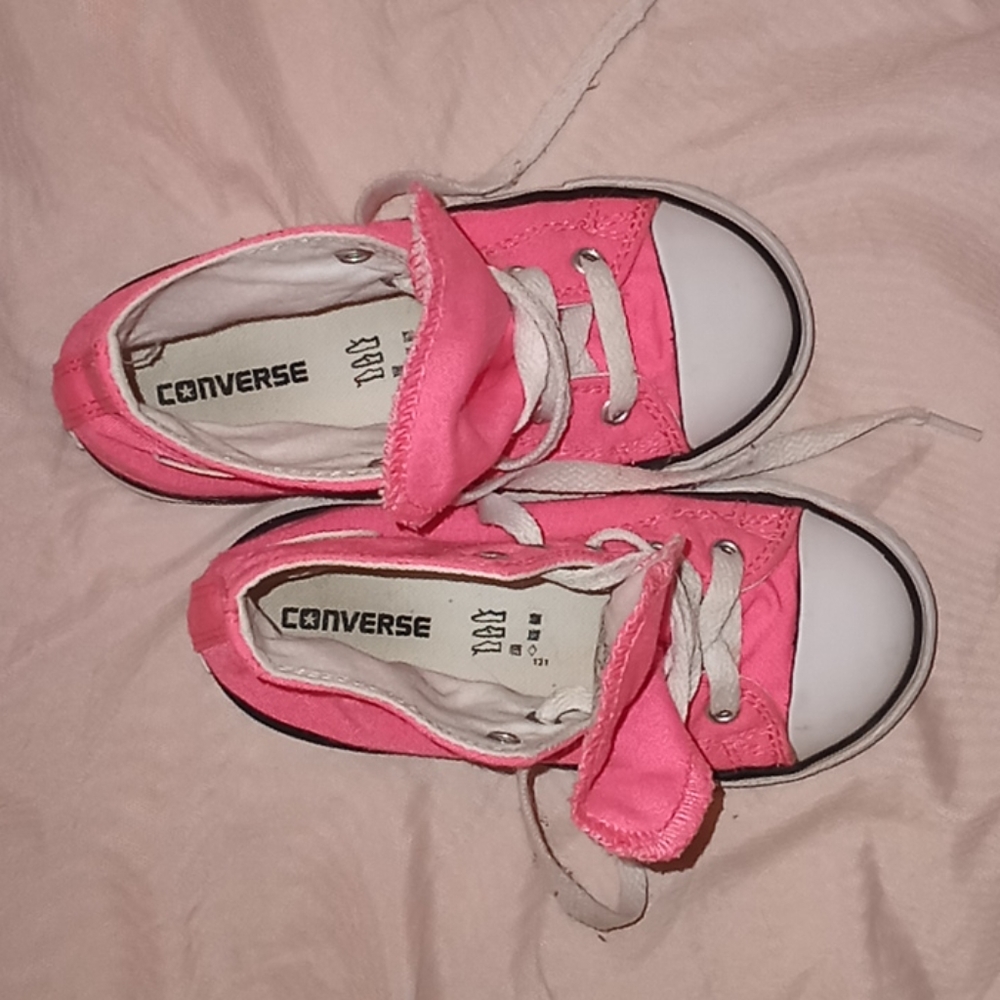 Toddler girls got pink converse